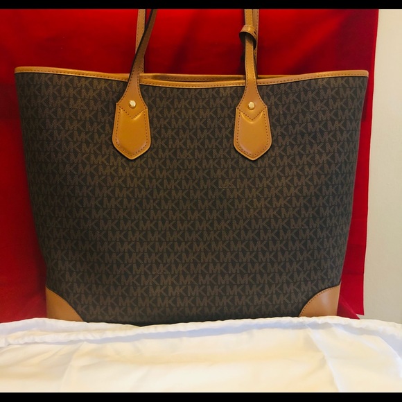 Michael Kors oversized tote and snap pouch. - Picture 6 of 16